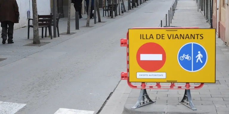 Aquest cap de setmana ja es multarà els vehicles que no respectin la nova zona de vianants