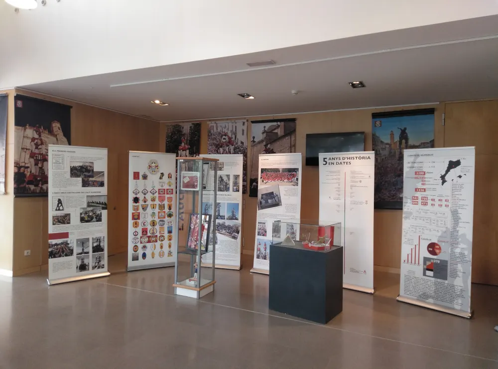 Podeu visitar a la Biblioteca Manuel Serra i Moret l'exposició sobre els Castellers de l'Alt Maresme