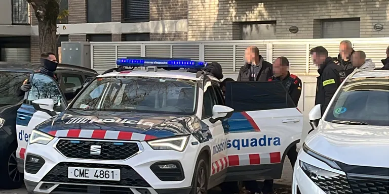 Dinou detinguts a Catalunya i tres a Sevilla en un operatiu contra una trama que feia estafes immobiliàries