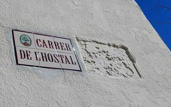 El carrer de l’Hostal celebra el primer any de la restitució del seu nom original