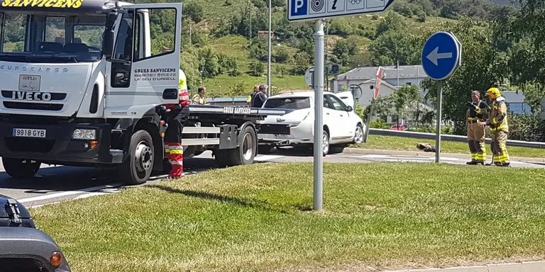 Un ferit lleu en un xoc entre un cotxe i un camió a la carretera N-260 a la Seu