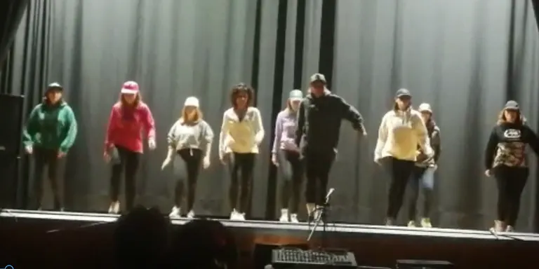 I tal i com ens van prometre, ens han fet arribar el ball i la coreografia que han realitzat aquest any en el Sopar de la dona