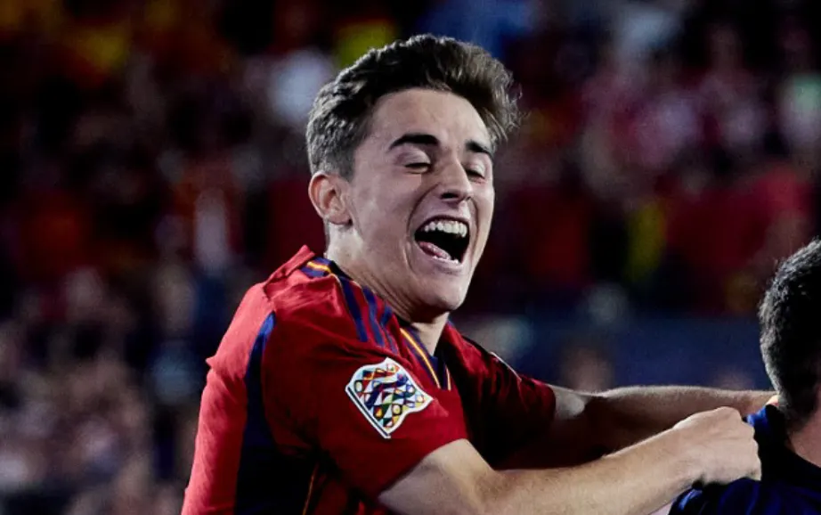 Aficionats d'Espanya insulten a Gavi i al Barça