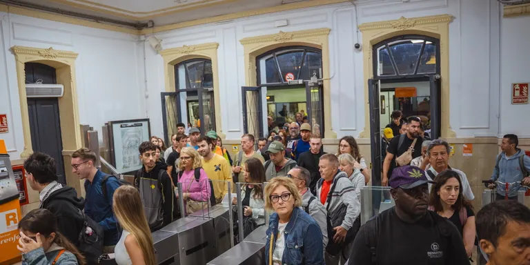 L'Ajuntament de Sitges esgarrapa el compromís d'ADIF per millorar l'entorn de les vies i evitar la presència de rates