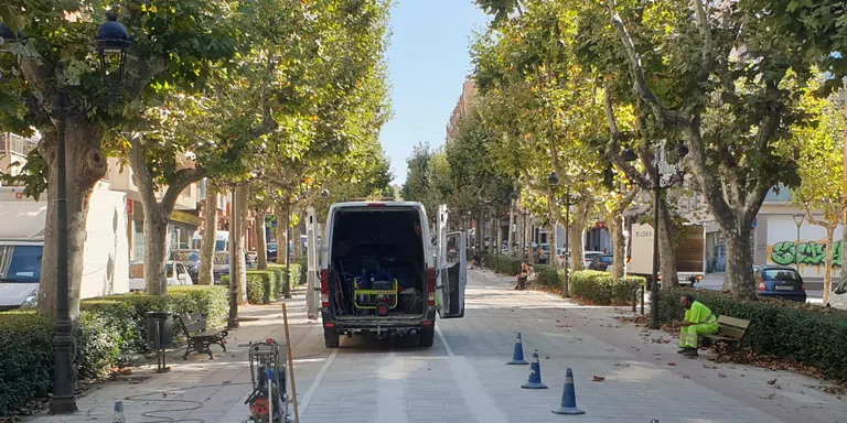 Inicien les tasques per esborrar el carril bici al Passeig de l’Estació