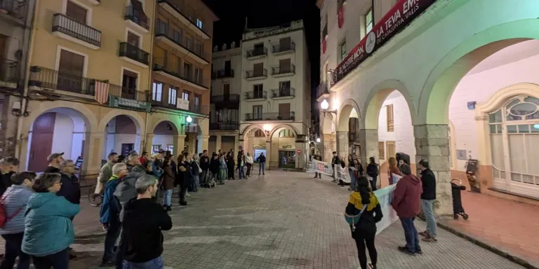 L’Esquerra Independentista de Valls es concentra en solidaritat amb els afectats de la Dana del País Valencià