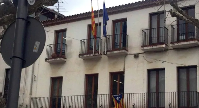 El balcÃ³ de l'Ajuntament sense la bandera espanyola (Foto: R.P a La Vanguardia )
