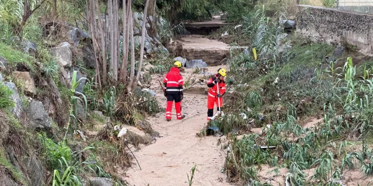 Bombers d'Arenys ajuden en les tasques de localització del cos de la dona arrossegada per la rierada de Cabrera