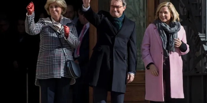 Més de 50 arenyencs van davant del TSJC per expressar el seu suport a Mas, Ortega i Rigau