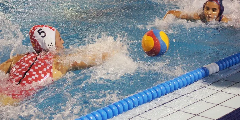 Dimecres de partits en waterpolo i handbol