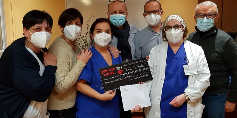 Quin Xou Teatre fa una donació de 2.000 euros per a la Fundació Sant Hospital