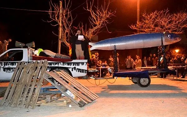 La crisi del peix blau a la costa tarragonina obliga l’Ajuntament d’Altafulla a oferir arengades i llonganissa el Dimecres de Cendra