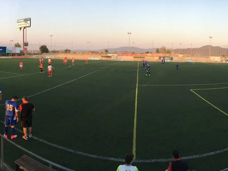 Un dels moments del partit entre la UE Rubí i el CF Mollet. Foto: @CFMolletUE