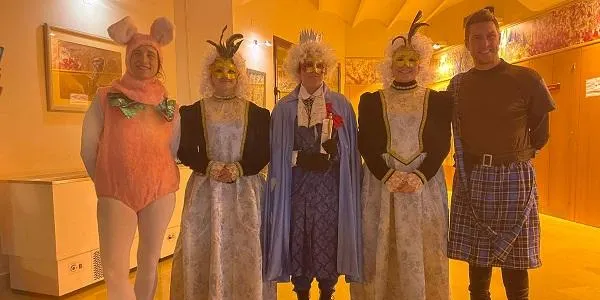 Més de 300 persones viuen l'arribada i el pregó del rei Carnestoltes a Altafulla