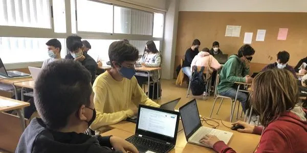 Els alumnes vacunats que siguin contacte estret d’un positiu no caldrà que facin quarantena