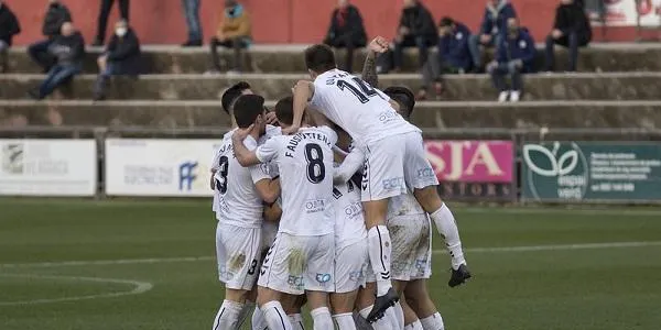 El Nàstic s’imposa a l’Olot i reforça el seu lideratge (0-2)