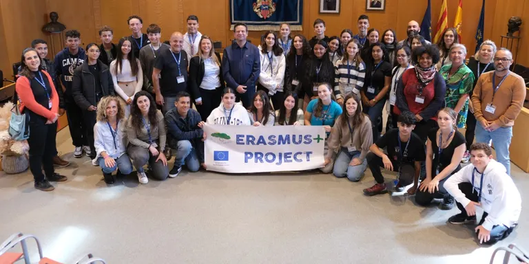 L'alcalde de Cambrils rep a l’alumnat de l'Illa de la Reunió que està fent un intercanvi amb el Joan Ardèvol