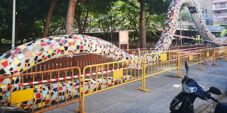 L’Ajuntament retirarà el cuc del parc de Ca l’Abril per risc de despreniment i deixarà només part del cap i la cua