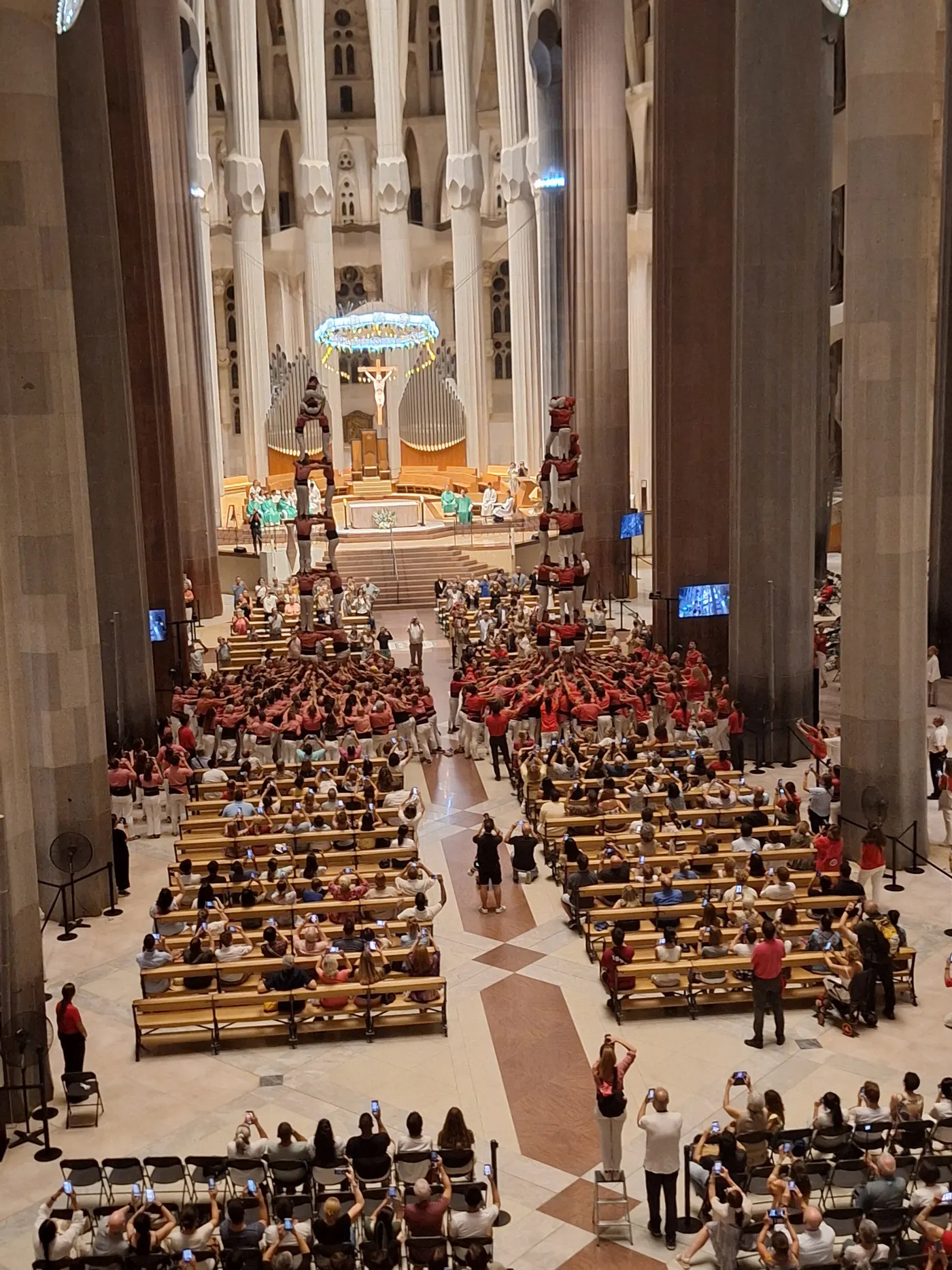 Els Xiquets de Valls porten els castells a la Sagrada Família per homenatjar Gaudí en el centenari de la seva mort