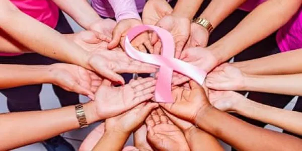 Altafulla commemora el Dia Mundial contra el Càncer de Mama amb una venda de marxandatge i col·lecta, aquest diumenge al matí