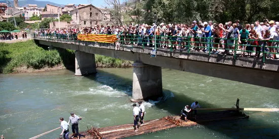 La Pobla de Segur torna a reviure l'antic transport fluvial de la fusta a la 38a Diada dels Raiers