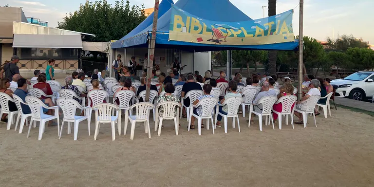 Avui arrenca la Biblioplatja a la plaça de les Palmeres