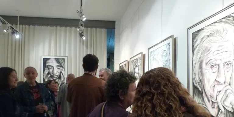La Claraboia s'omple a la inauguració de “Dones” de Pepe Farrés