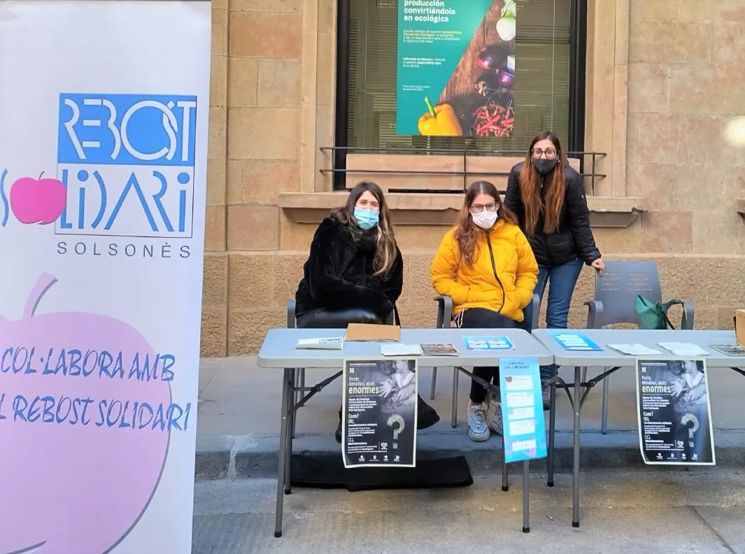 El Rebost Solidari munta una parada informativa els divendres de mercat per sensibilitzar de la crisi socioeconòmica derivada de la pandèmia