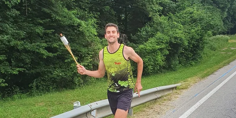 La Flama del Canigó arriba corrent a Pineda gràcies a un grup de corredors del Montpalau Team