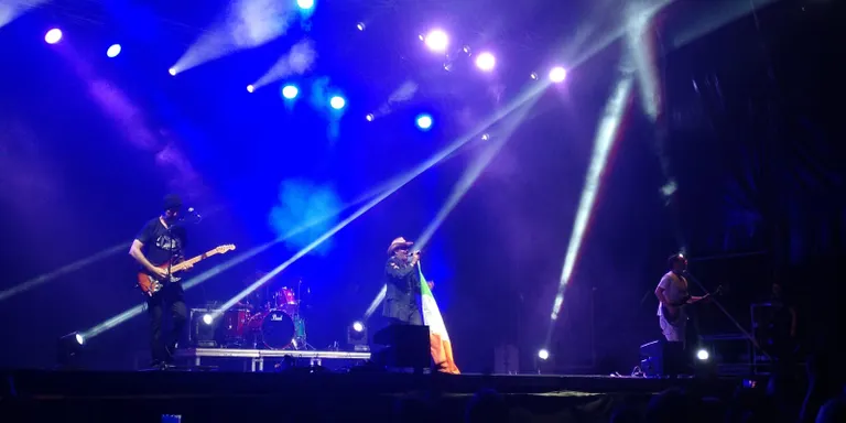 La banda 'Please' porta els U2 a Pineda