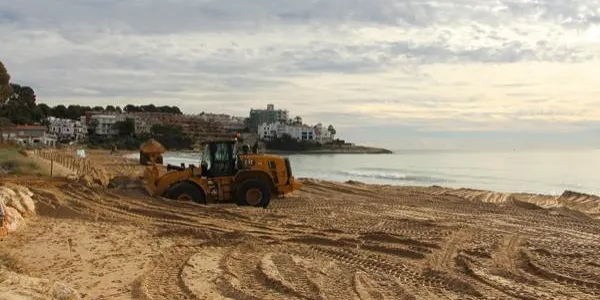 Finalitzen els treballs de condicionament de la platja d’Altafulla amb la sorra de Torredembarra