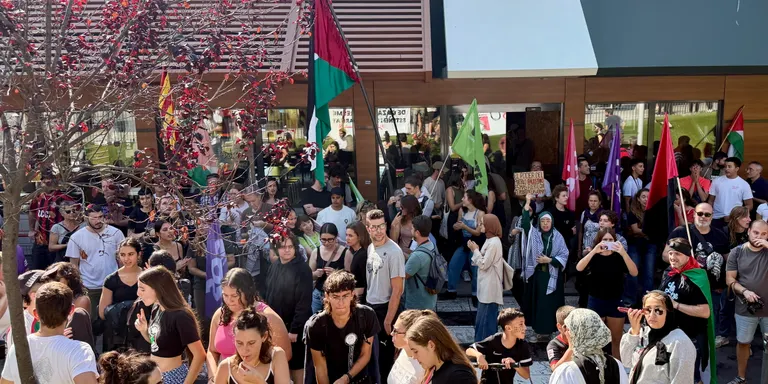 Els manifestants en vaga per Palestina tallen l'N-II a Mataró durant més d'una hora i ocupen un McDonald's
