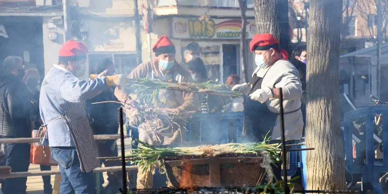 Èxit de 'la calçotada' del XIP que cuina 7000 calçots