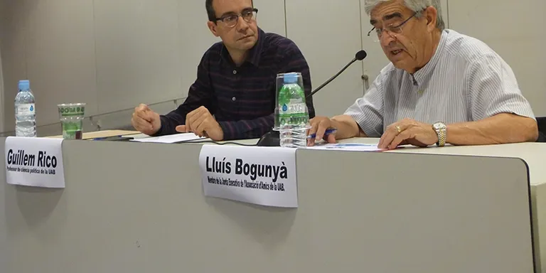 Una vintena de rubinencs, a la conferència sobre populismes de la Biblioteca