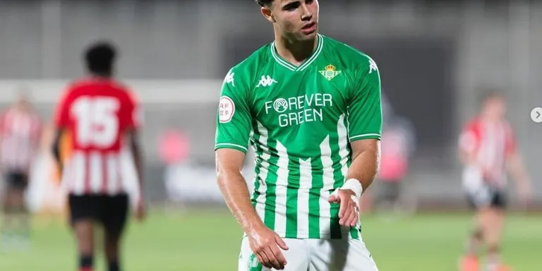 El cambrilenc Marcos Fernández renova amb el Betis fins al 2025
