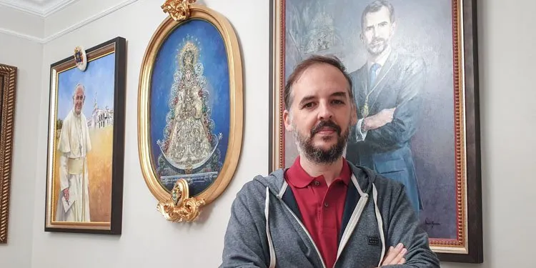 El artista utrerano Antonio Rodríguez Ledesma habla en 'La linterna cofrade' de uno de los principales retos de su carrera
