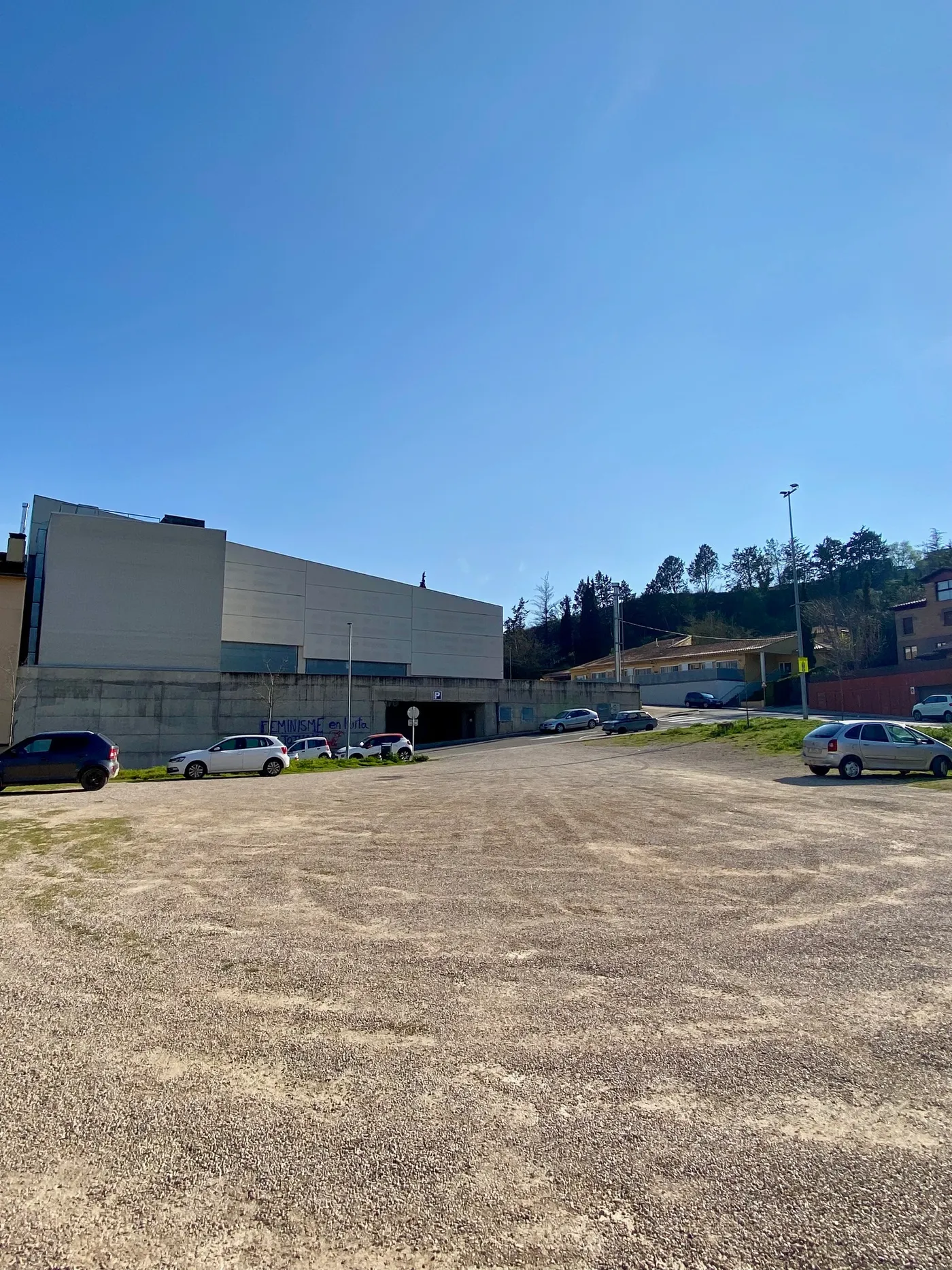 Els veïns de l’entorn de la sala polivalent contraris a la construcció d’habitatges públics carreguen contra el Sindicat d’Habitatge del Solsonès per posicionar-se sense haver escoltat totes les parts implicades