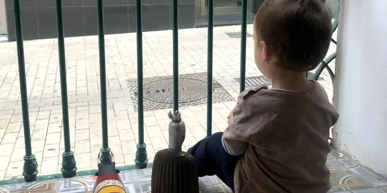 El govern espanyol rectifica i permet que els menors de 14 anys puguin passejar
