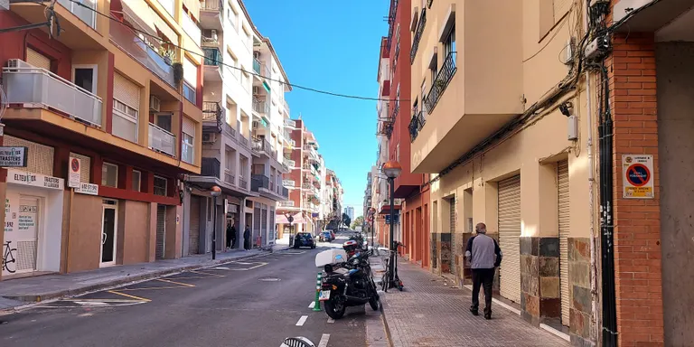 L’Ajuntament de Cambrils clarifica que els arbres dels carrers Colom i València es talen perquè eren inadequats per la zona