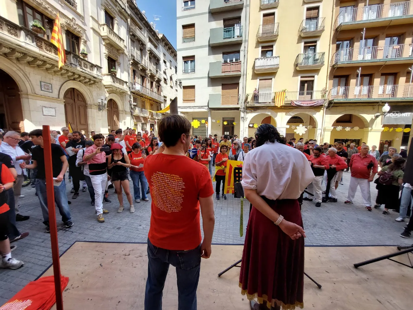 Valls dona la benvinguda a la flama del Correllengua Agermanat