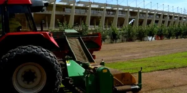 En marxa els treballs de millora de la gespa del camp annex al Nou Estadi