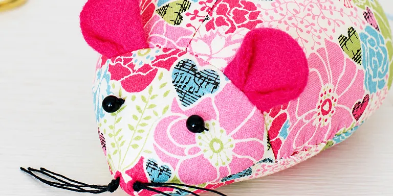 El Mil·lenari organitza un taller gratuït de costura creativa i reutilització tèxtil per a gent gran