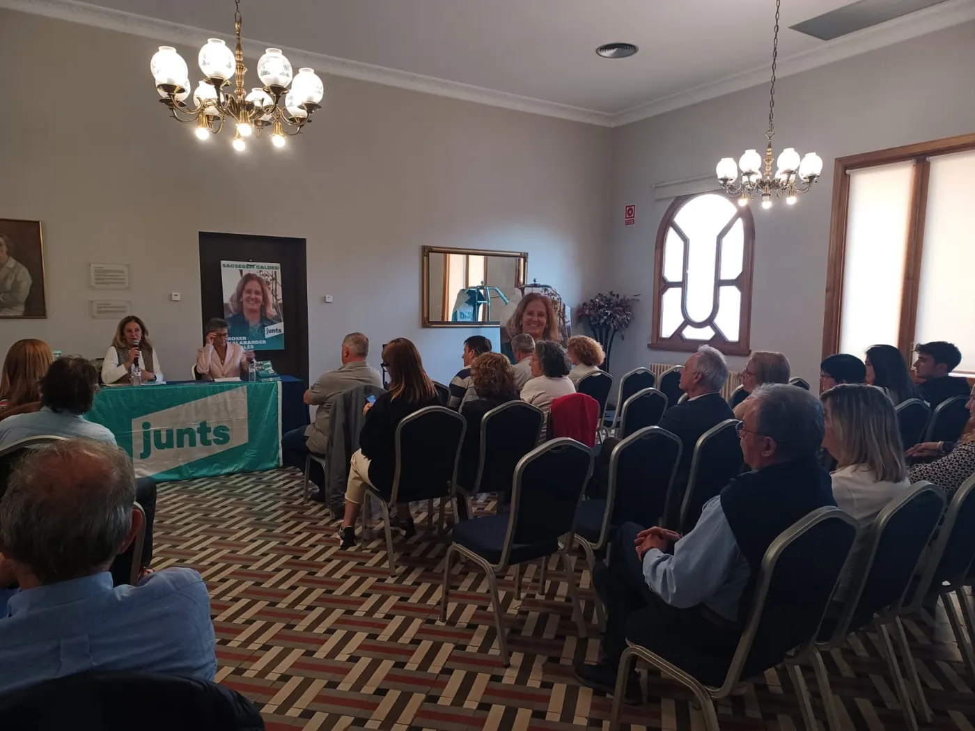 Unes 40 persones assisteixen al primer acte electoral de Junts, dedicat al paper de la dona al mercat laboral i a la societat