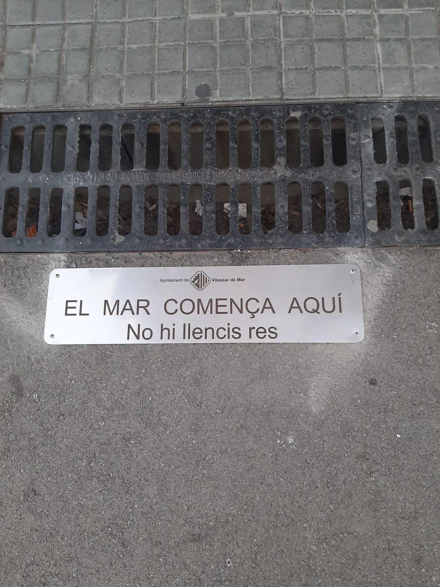 S’instal·len plaques al costat dels embornals per conscienciar que el mar comença als nostres carrers