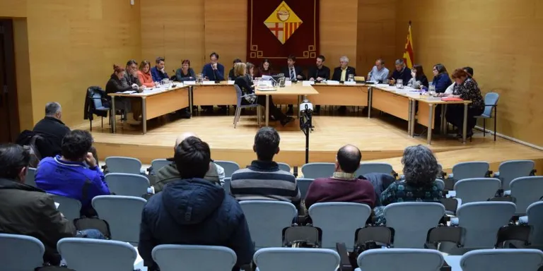 Noves cares al ple municipal de Caldes