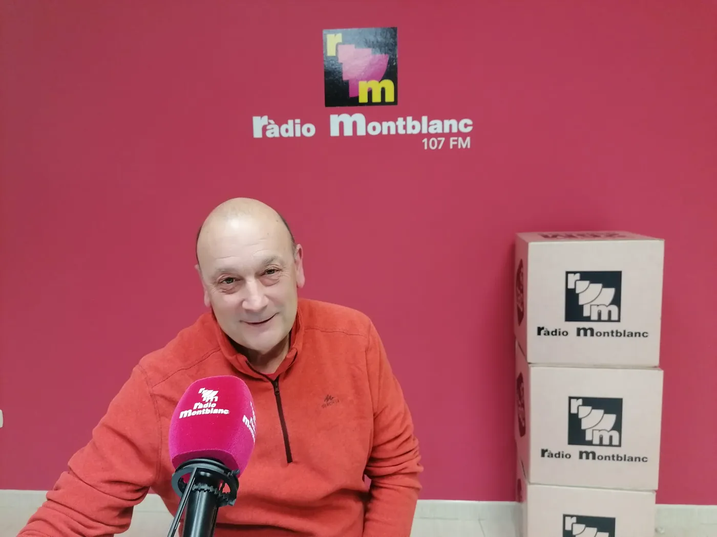 Ndong fotografiat a l'interior de l'església de Sant Josep Obrer