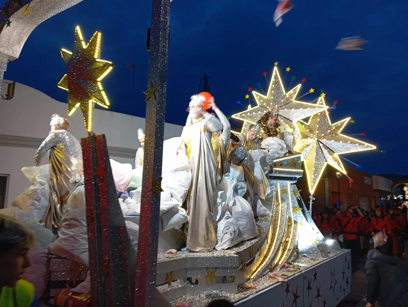 Continua el recorrido de la Cabalgata de Reyes Magos de Utrera.