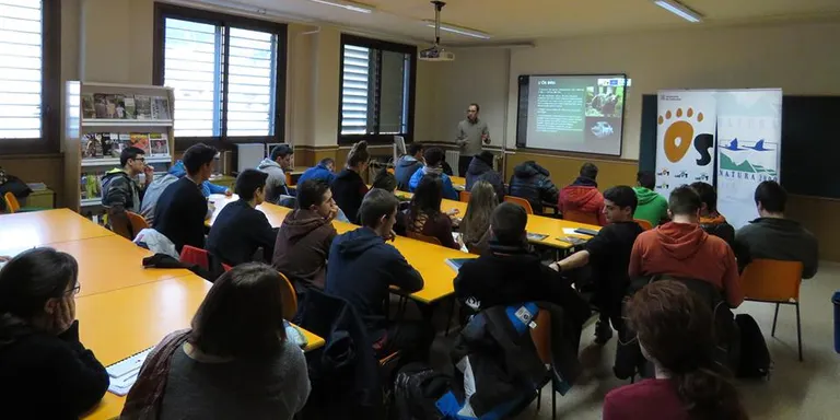 Reunió entre Piroslife i l'Escola de Pastors per tractar els atacs de l'ós bru al bestiar