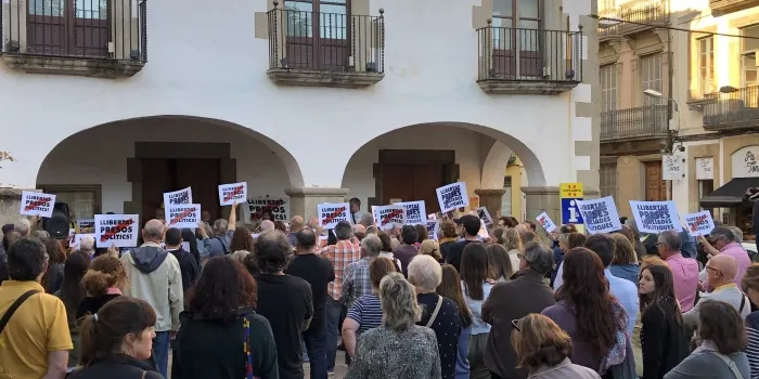 La plaça de l’Ajuntament es va omplir d’arenyencs per reclamar la llibertat dels presos