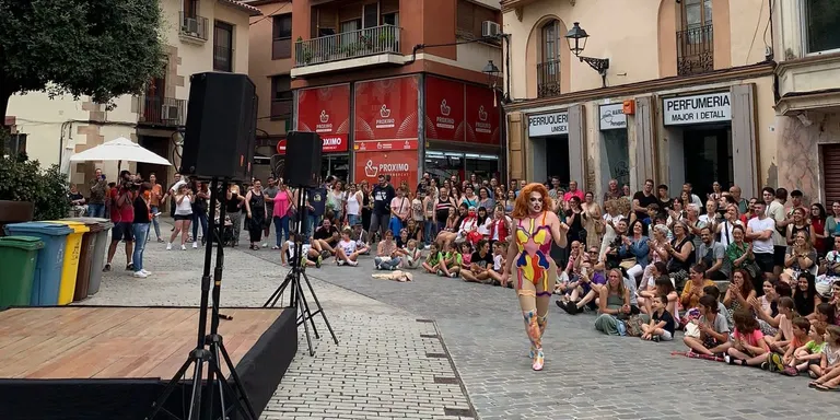 Centenars de persones assisteixen al show drag queen que tanca els actes del Dia de l'Orgull LGTBI+ a Caldes